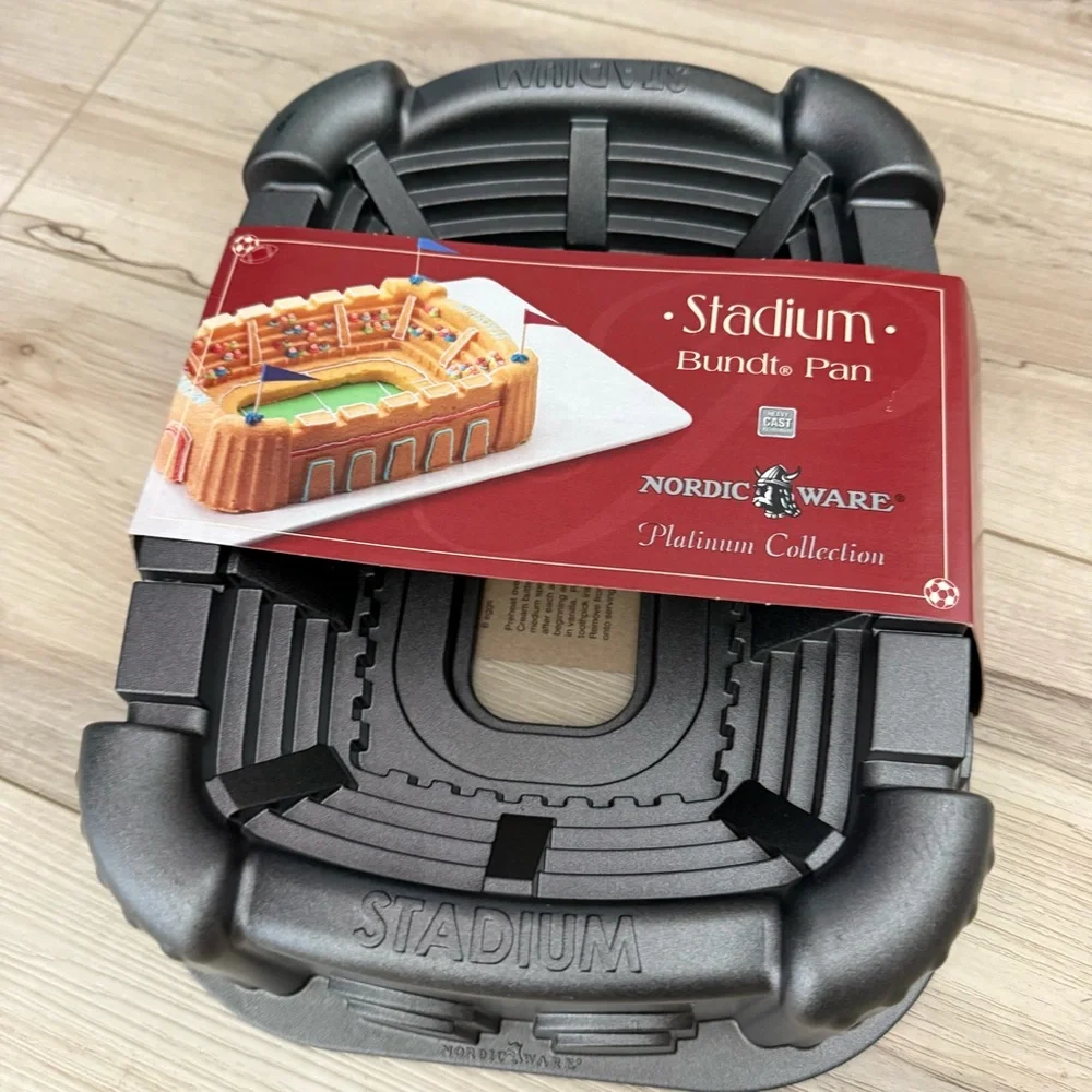NWT Nordic Ware Stadium Bundt cake pan new